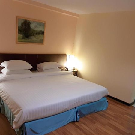 Dusit Hotel Sakon Nakhon Buitenkant foto