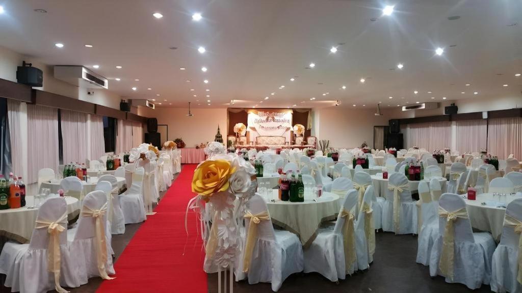 Dusit Hotel Sakon Nakhon Buitenkant foto