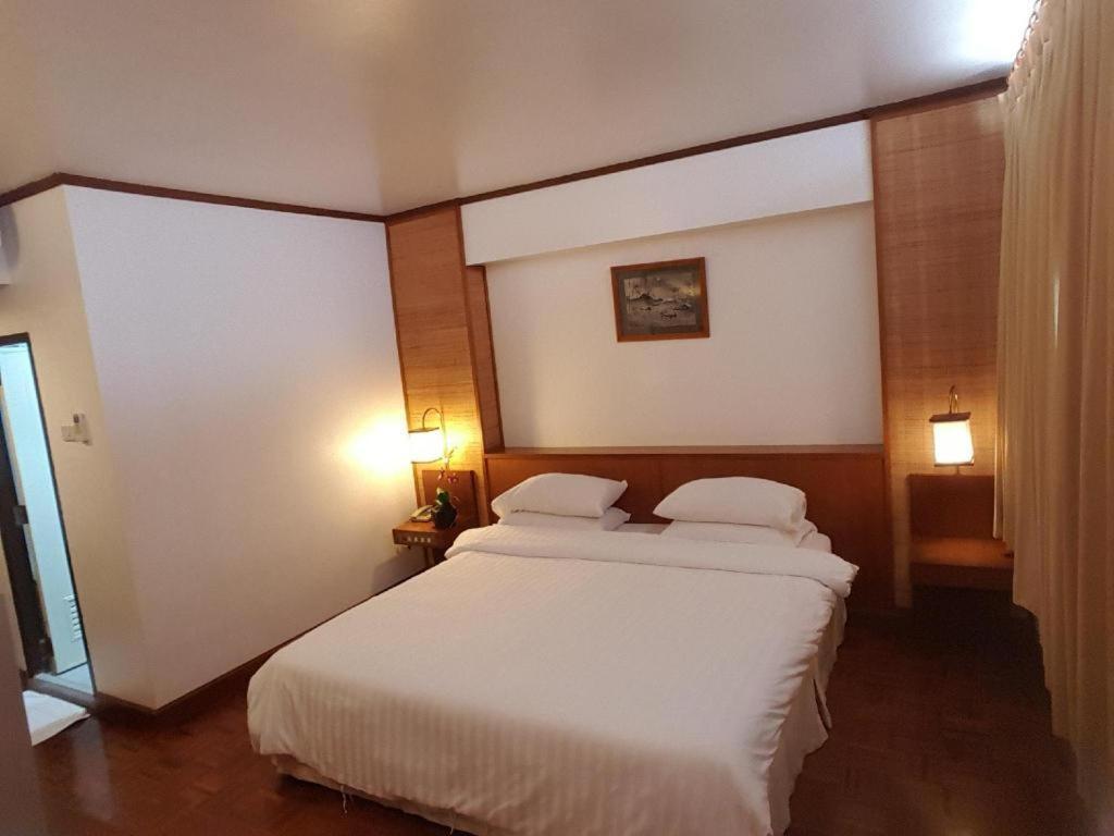 Dusit Hotel Sakon Nakhon Buitenkant foto