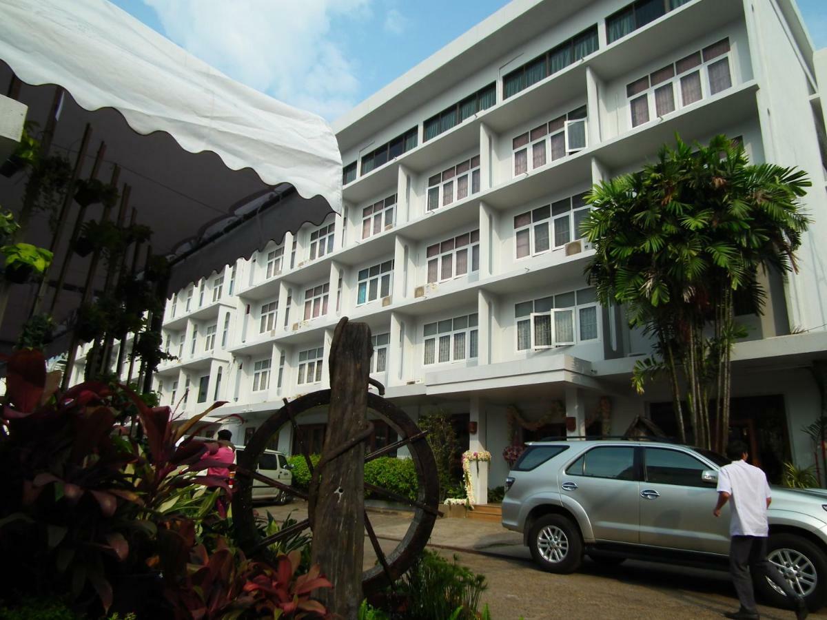 Dusit Hotel Sakon Nakhon Buitenkant foto